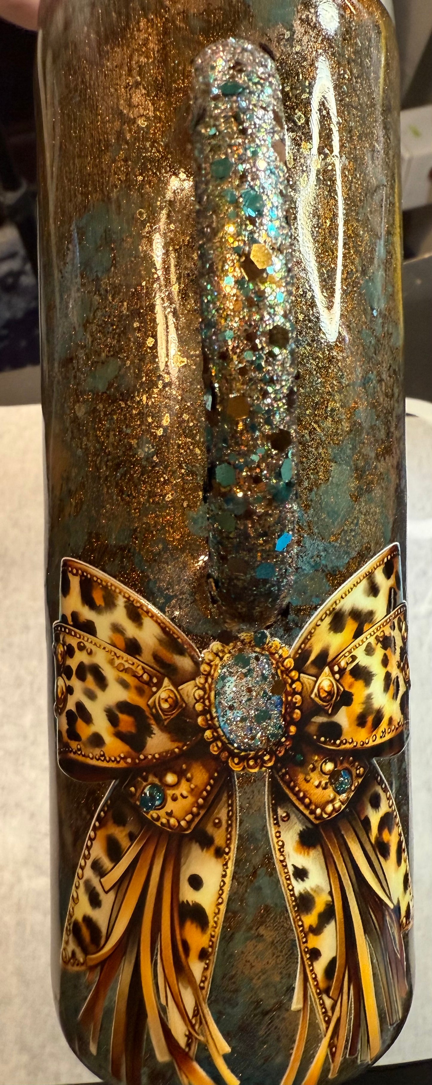 #718. 20 oz Tipsy with a Glittered Handle Western Patina and a Bow Decal