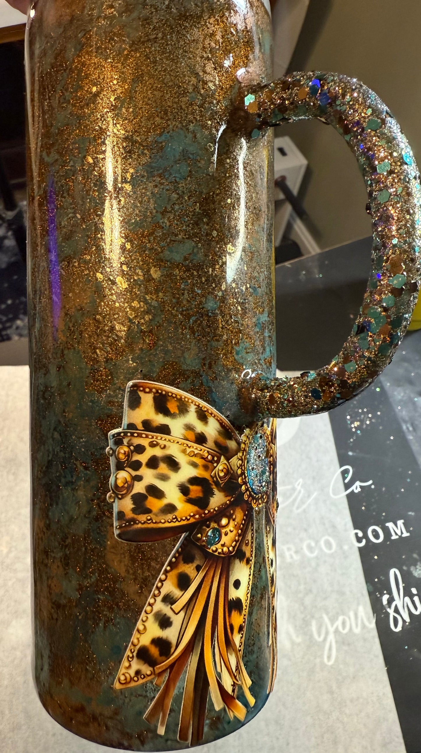 #718. 20 oz Tipsy with a Glittered Handle Western Patina and a Bow Decal