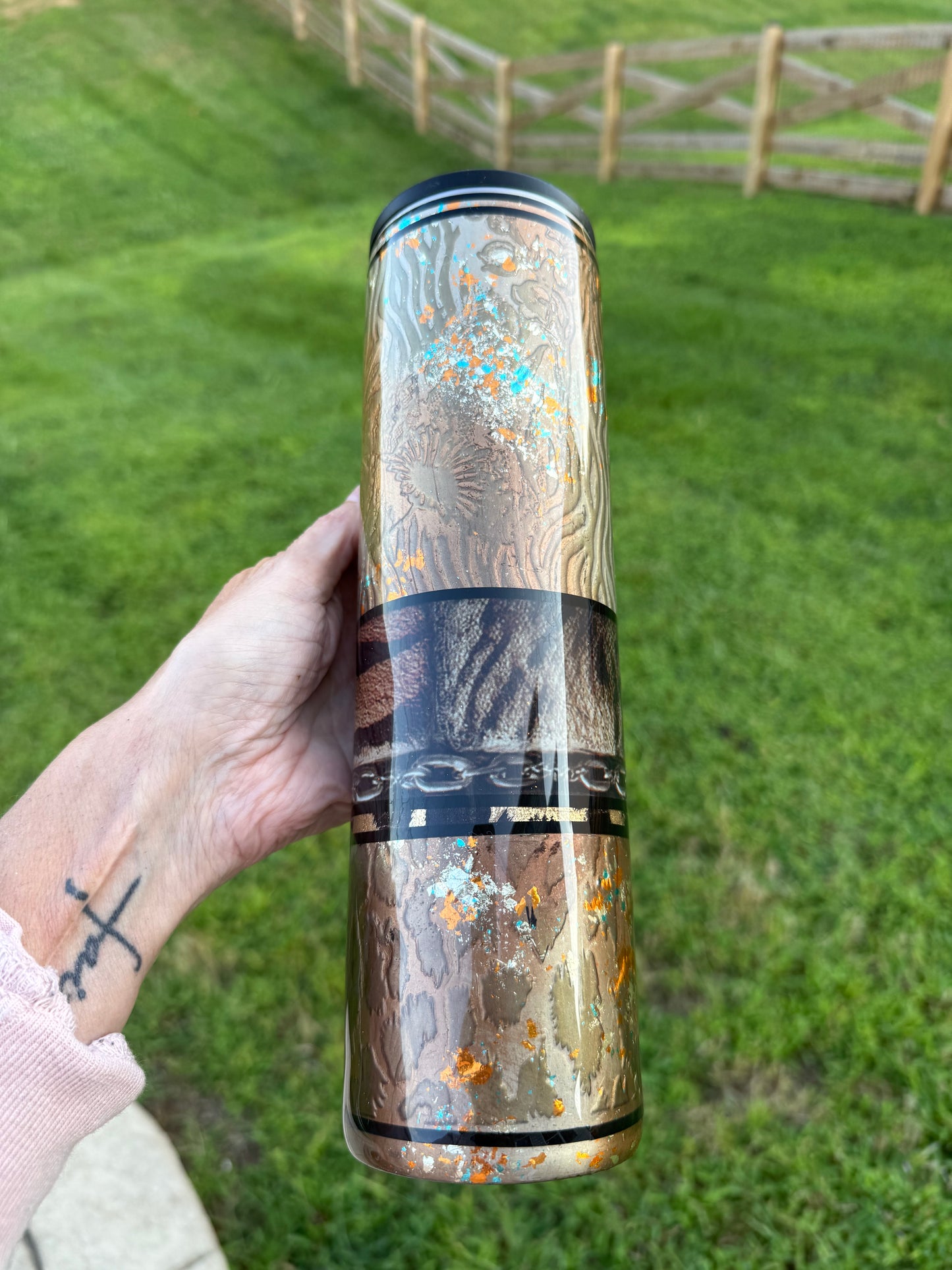 32 oz Tipsy Prey Leopard - Multimedia