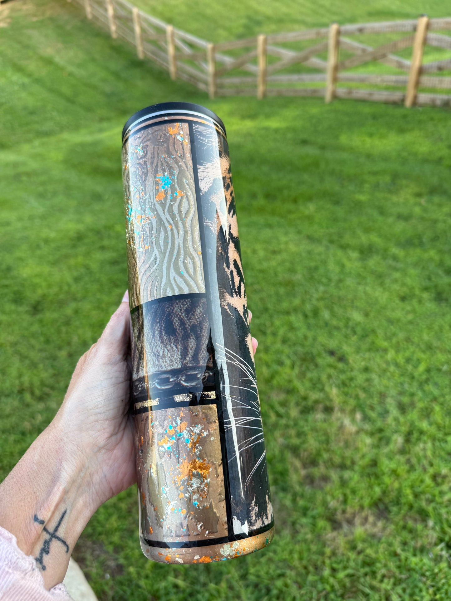 32 oz Tipsy Prey Leopard - Multimedia